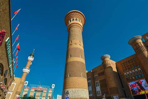 Zapierające wdech panoramy i mistyczne ołtarze: Skok z Urumqi Grand Bazaar