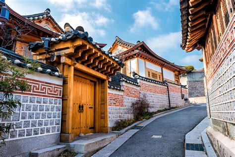 Bukchon Hanok Village: Zabytkowa architektura w sercu nowoczesnego Seulu!